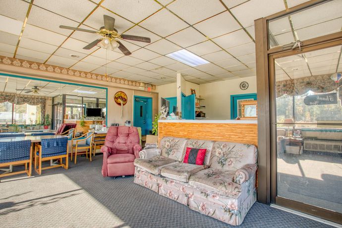 Imagen de los interiores del Hotel Travelers Inn By OYO, Templeton VA. Foto 17