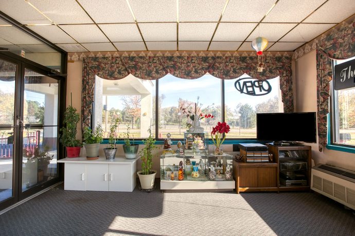 Imagen de los interiores del Hotel Travelers Inn By OYO, Templeton VA. Foto 18