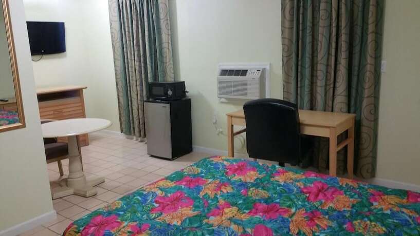 Imagen de la habitación del Hotel Travelers Inn Clearwater. Foto 12