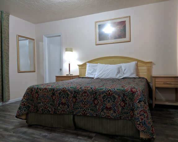 Imagen de la habitación del Hotel Travelers Inn Clearwater. Foto 14