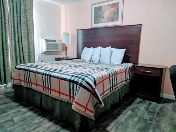 Imagen de la habitación del Hotel Travelers Inn Clearwater. Foto 16