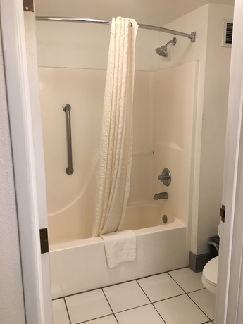 Imagen de la habitación del Hotel Traveler\'s Inn. Foto 7