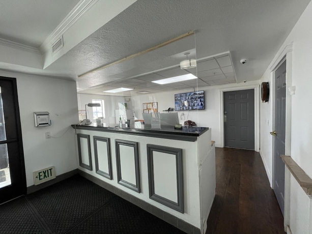 Imagen de los interiores del Hotel Traveler\'s Inn. Foto 17