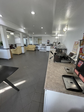 Imagen de los interiores del Hotel Traveler\'s Inn. Foto 19