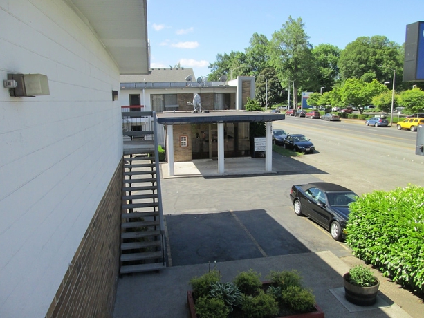 Imagen de los exteriores del Hotel Traveler's Inn, Kelso. Foto 13