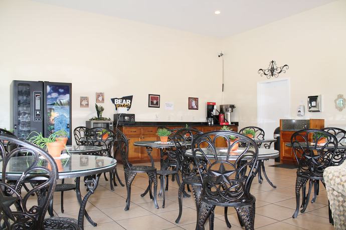 Imagen de los interiores del Hotel Travelers Inn, Kingsland. Foto 10