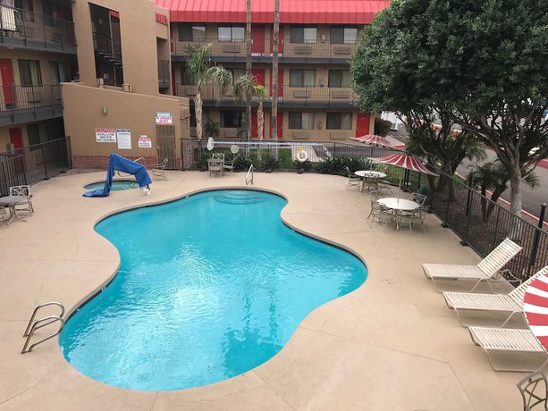 Imagen de la piscina del Hotel Travelers Inn, Phoenix. Foto 16