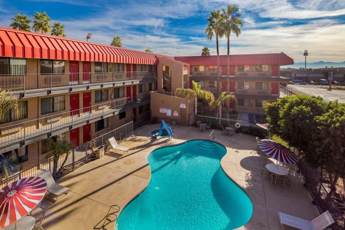 Imagen de la piscina del Hotel Travelers Inn, Phoenix. Foto 17