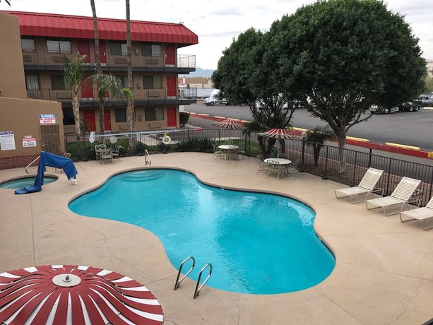Imagen de la piscina del Hotel Travelers Inn, Phoenix. Foto 20