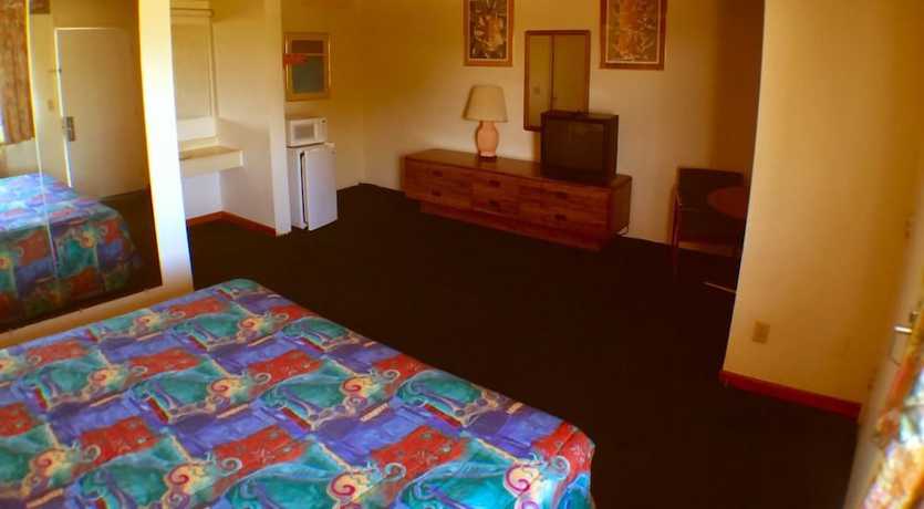 Imagen de la habitación del Hotel Travelers Inn Topeka. Foto 4