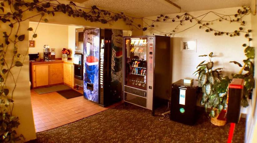 Imagen de los interiores del Hotel Travelers Inn Topeka. Foto 14