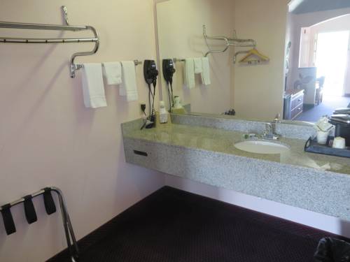 Imagen de la habitación del Hotel Travelers Inn and Suites Liberty. Foto 6