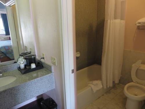 Imagen de la habitación del Hotel Travelers Inn and Suites Liberty. Foto 8
