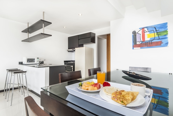 Imagen de la habitación del Hotel Travelers Orange Suites. Foto 2