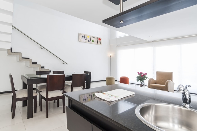 Imagen de la habitación del Hotel Travelers Orange Suites. Foto 11