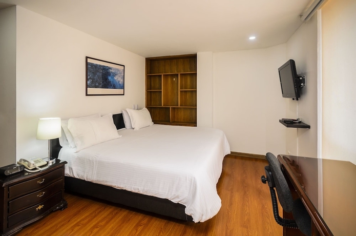 Imagen de la habitación del Hotel Travelers Suites Edificio Fontana Plaza. Foto 2