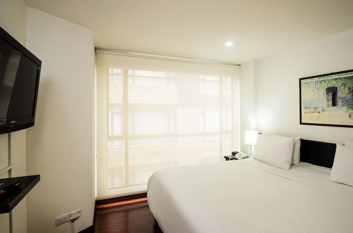 Imagen de la habitación del Hotel Travelers Suites Edificio Fontana Plaza. Foto 5