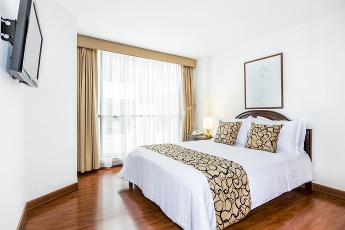 Imagen de la habitación del Hotel Travelers Suites Edificio Fontana Plaza. Foto 11