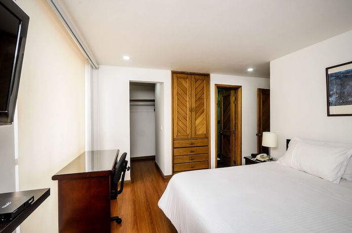 Imagen de la habitación del Hotel Travelers Suites Edificio Fontana Plaza. Foto 12
