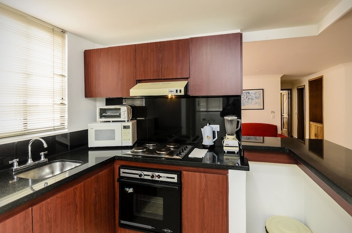 Imagen de la habitación del Hotel Travelers Suites Edificio Fontana Plaza. Foto 13