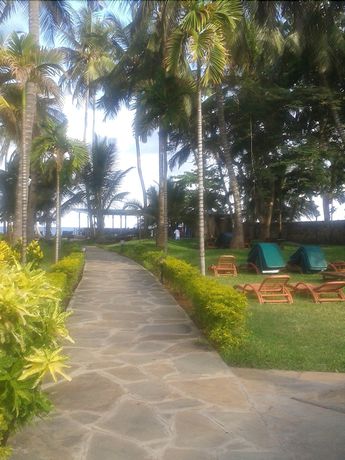 Imagen general del Hotel Travellers Beach And Club. Foto 2
