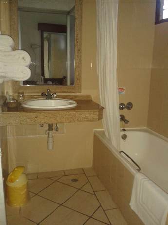 Imagen de la habitación del Hotel Travellers Beach And Club. Foto 13