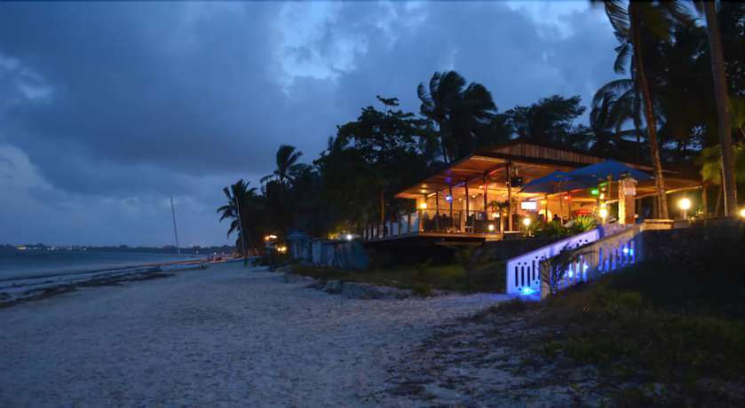 Imagen general del Hotel Travellers Beach And Club. Foto 4