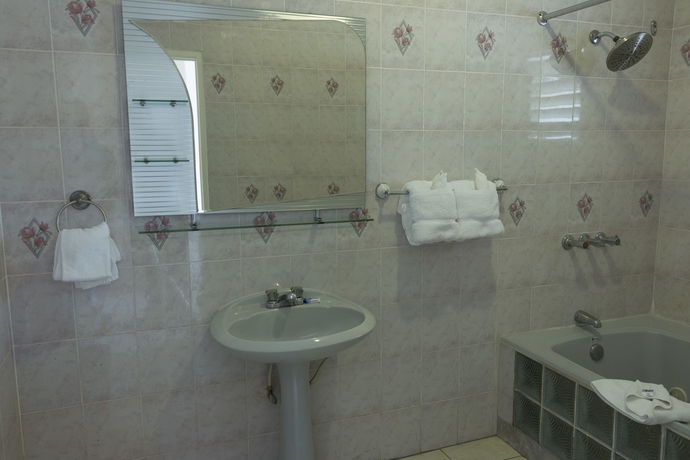 Imagen de la habitación del Hotel Travellers Beach Resort. Foto 7