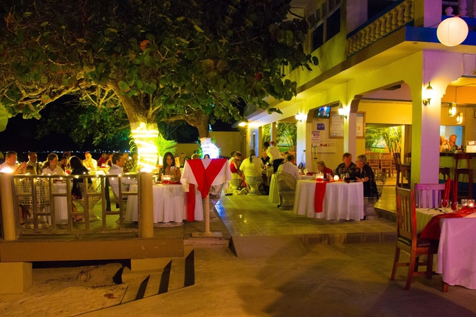 Imagen del bar/restaurante del Hotel Travellers Beach Resort. Foto 2