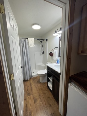 Imagen de la habitación del Hotel Travellers Rest Cabins and RV Park. Foto 12