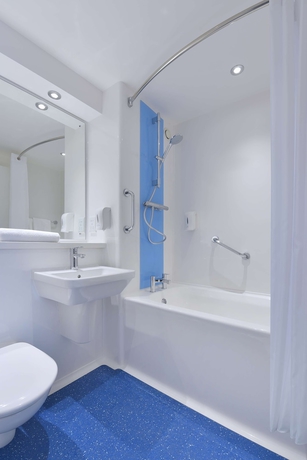 Imagen de la habitación del Hotel Travelodge Bath Waterside. Foto 14