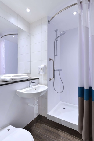 Imagen de la habitación del Hotel Travelodge Bath Waterside. Foto 16