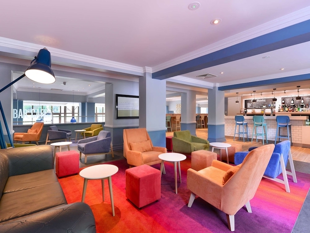 Imagen del bar/restaurante del Hotel Travelodge Bath Waterside. Foto 2