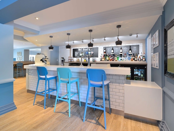 Imagen del bar/restaurante del Hotel Travelodge Bath Waterside. Foto 4