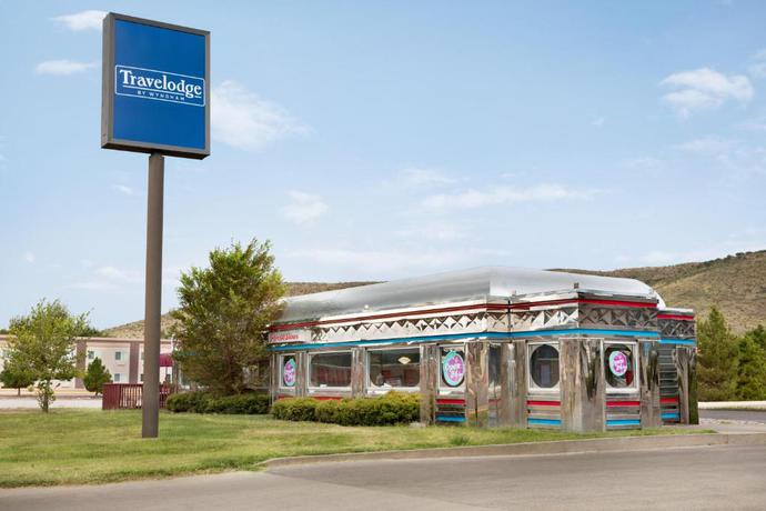 Imagen del bar/restaurante del Hotel Travelodge By Wyndham Alpine. Foto 2