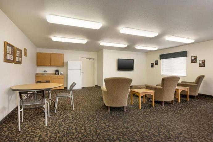 Imagen de los interiores del Hotel Travelodge By Wyndham Alpine. Foto 12