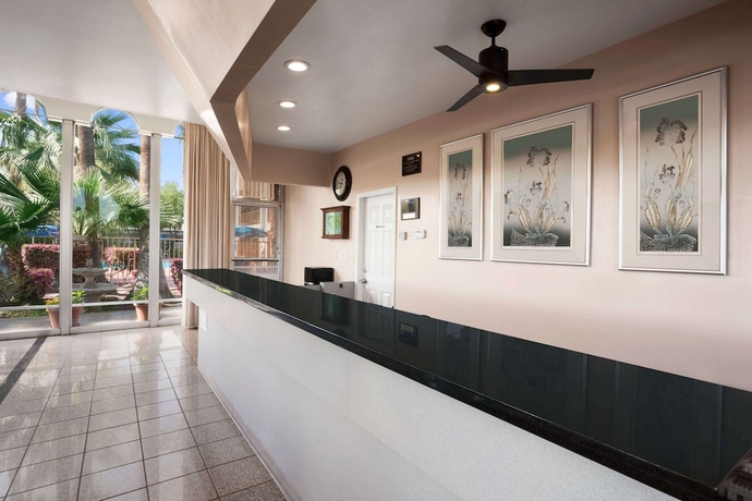 Imagen de los interiores del Hotel Travelodge By Wyndham Bakersfield. Foto 14