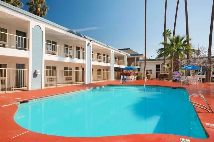 Imagen de la piscina del Hotel Travelodge By Wyndham Bakersfield. Foto 15