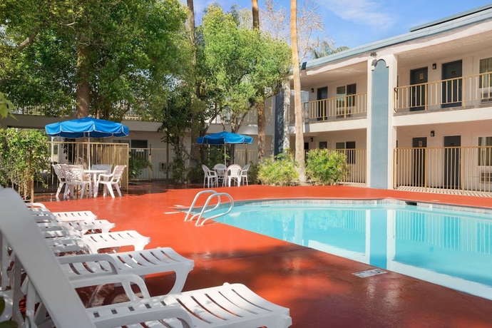 Imagen de la piscina del Hotel Travelodge By Wyndham Bakersfield. Foto 16