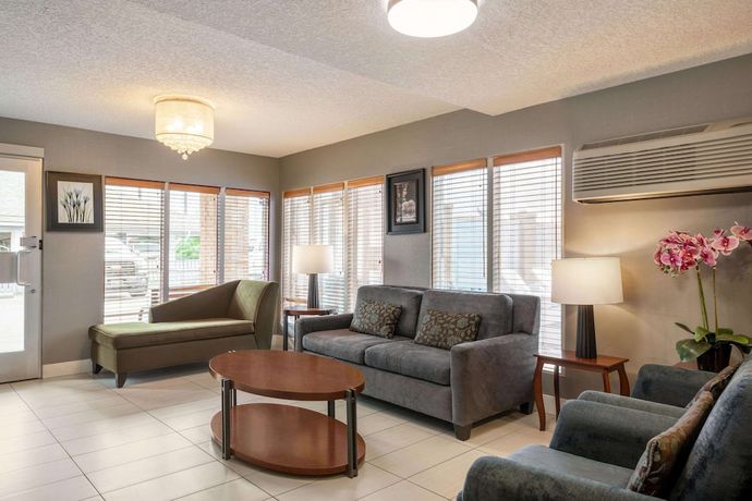 Imagen de los interiores del Hotel Travelodge By Wyndham Calgary South. Foto 16