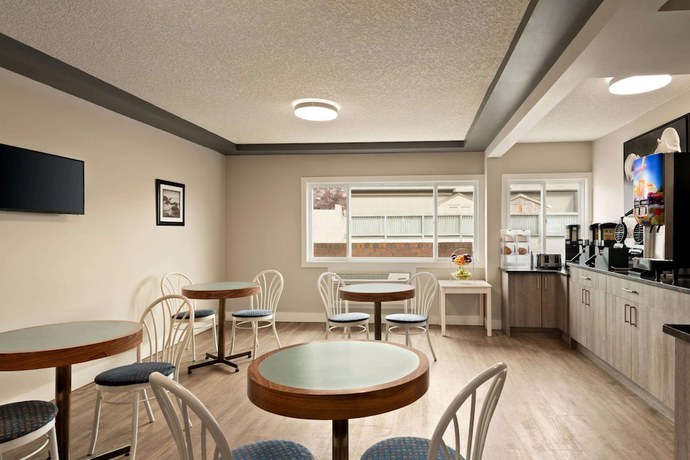 Imagen del bar/restaurante del Hotel Travelodge By Wyndham Calgary South. Foto 2