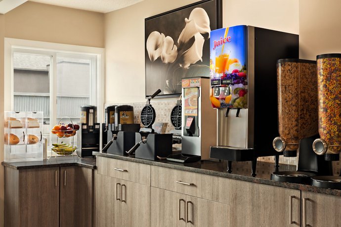 Imagen del bar/restaurante del Hotel Travelodge By Wyndham Calgary South. Foto 3