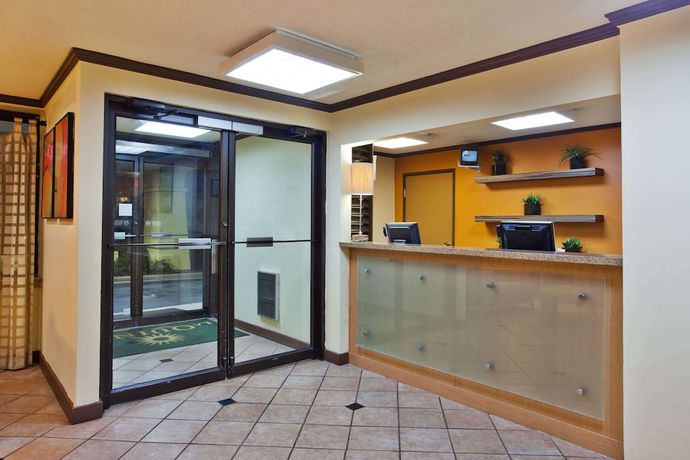 Imagen de los interiores del Hotel Travelodge By Wyndham Columbus State University. Foto 13