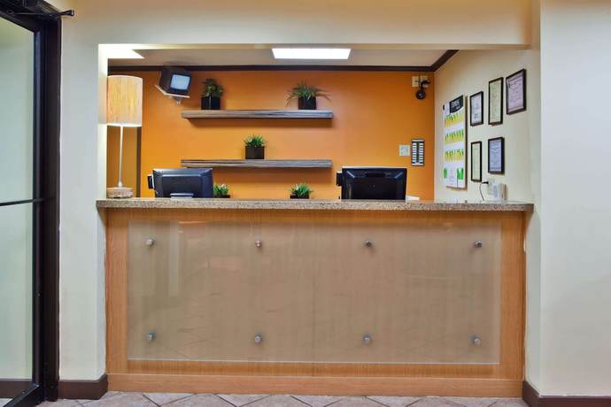 Imagen de los interiores del Hotel Travelodge By Wyndham Columbus State University. Foto 14