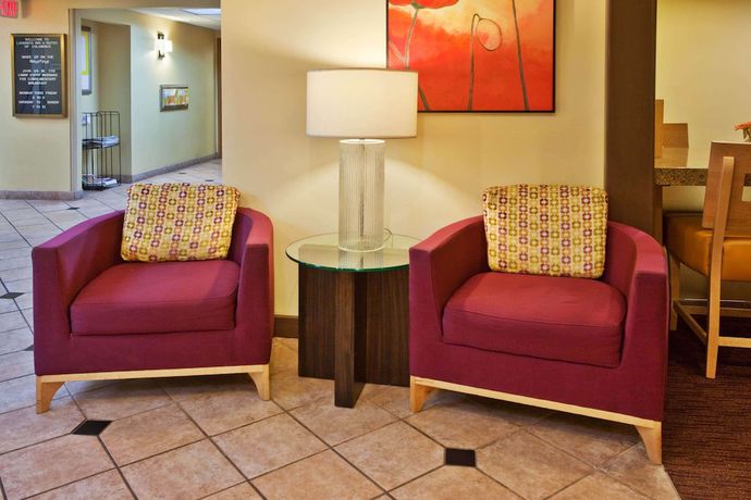 Imagen de los interiores del Hotel Travelodge By Wyndham Columbus State University. Foto 15