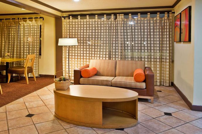 Imagen de los interiores del Hotel Travelodge By Wyndham Columbus State University. Foto 16