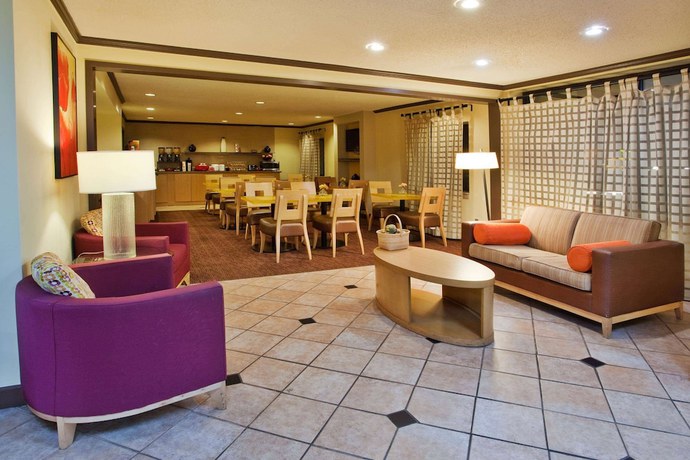 Imagen de los interiores del Hotel Travelodge By Wyndham Columbus State University. Foto 17