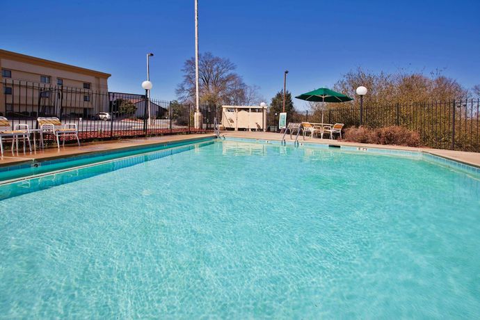 Imagen de la piscina del Hotel Travelodge By Wyndham Columbus State University. Foto 18