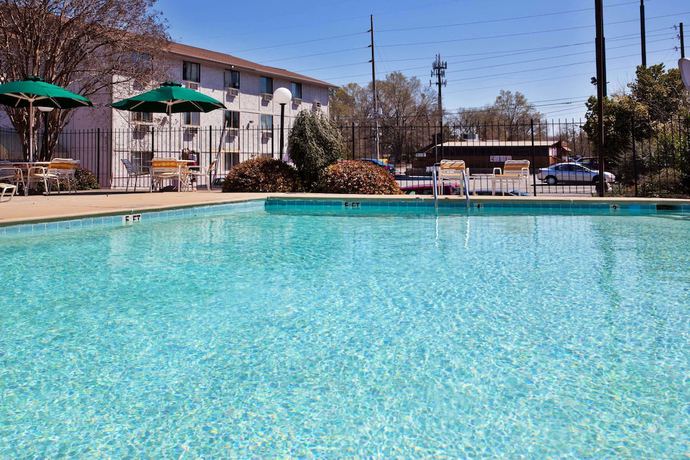 Imagen de la piscina del Hotel Travelodge By Wyndham Columbus State University. Foto 19