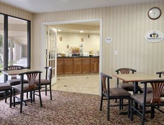 Imagen del bar/restaurante del Hotel Travelodge By Wyndham Commerce Los Angeles Area. Foto 2